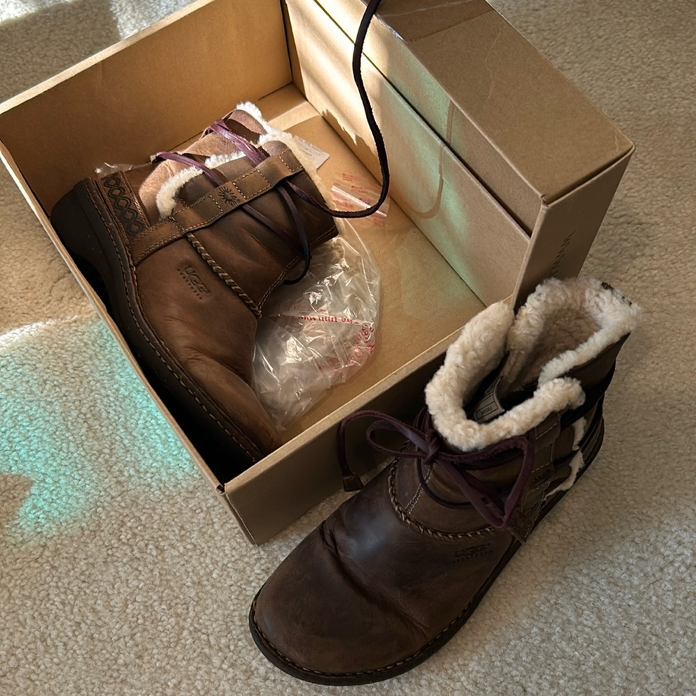 Uggs lace up size 9
